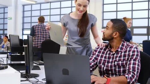 Führungskräfte interagieren bei der Verwendung von Laptops