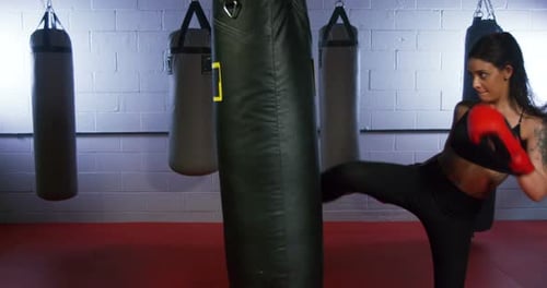 Mujer joven kickboxing 05B