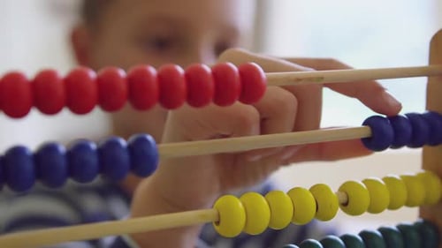 Niño aprendiendo matemáticas con ábaco en un hogar cómodo 4k