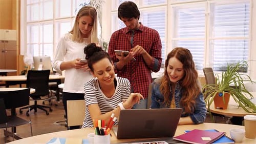 Gruppe von Geschäftsführern, die digitales Tablet und Handy nutzen