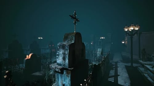 Très vieux cimetière brumeux et effrayant dans le brouillard la nuit