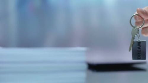 Passing Keys with Dream Keychain, Close Up