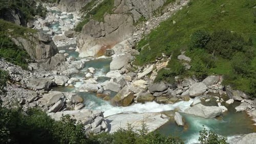 Stürmischer Gebirgsfluss in den Schweizer Alpen