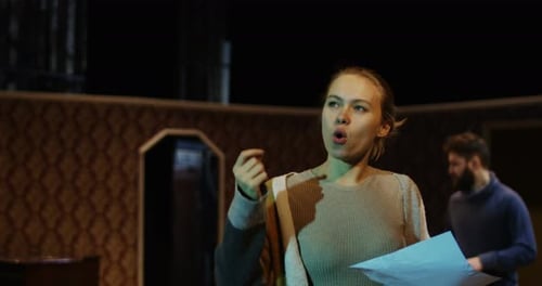 Schauspieler proben eine Szene in einem Theater