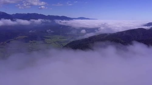 Von Wolken bedecktes Tal
