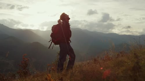 Mochilero gratis: disfruta del paisaje de las montañas