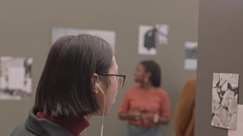 Mann bei Fotoausstellung Hören Audioguide