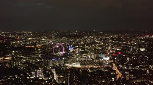 Panoramaaufnahme der Stadt bei Nacht