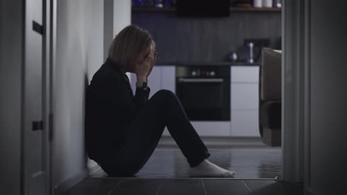 Traurige Frau in tiefer Depression