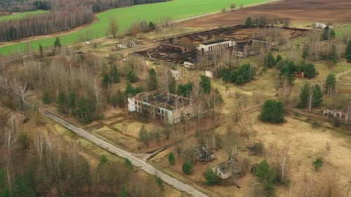 Luftaufnahme eines verlassenen Dorfhauses in der Tschernobyl-Zone