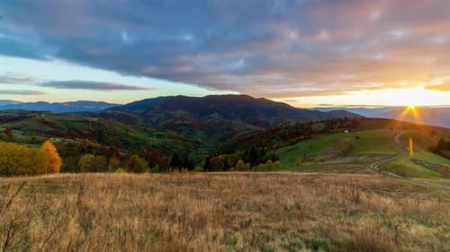 Malerischer Blick auf Berge gegen den Himmel bei Sonnenuntergang