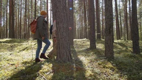 Zwei ältere Wanderer auf Spaziergang auf dem Land