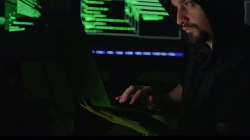 Genialer kaukasischer Programmierer knackt Websites mit Laptop
