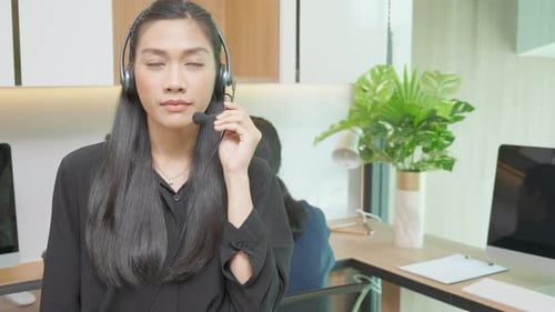 Kundenservice mit freundlicher Geschäftsfrau ist Call Center und Betreiber für Supportkunden.
