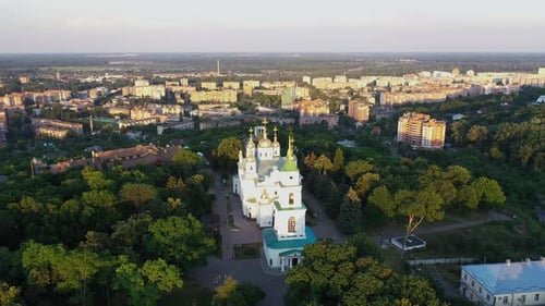 Vue panoramique aérienne de la cathédrale de l'Assomption de la ville de Poltava en soirée