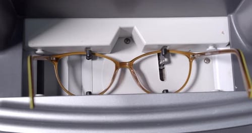 Cutting Eye Glasses Lens with Advanced Technology