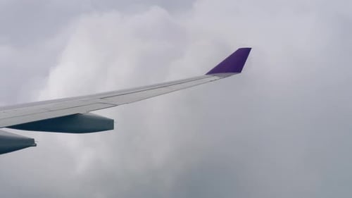 Luftaufnahme vom absteigenden Flugzeug