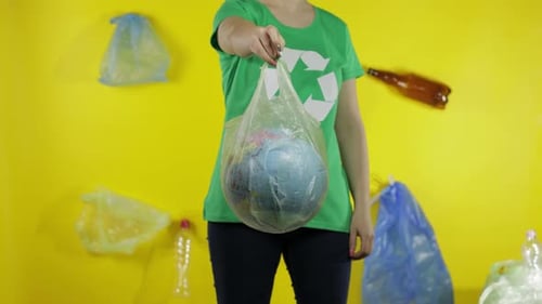 Mujer irreconocible con globo terráqueo en paquete de plástico. Salva la ecología. Contaminación natural plástica