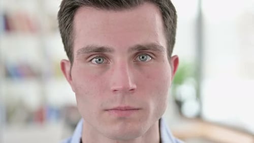 Nahaufnahme eines ernsten Gesichts eines jungen Mannes