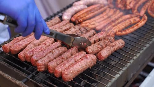 Saucisse grillée avec légumes supplémentaires sur la plaque de cuisson