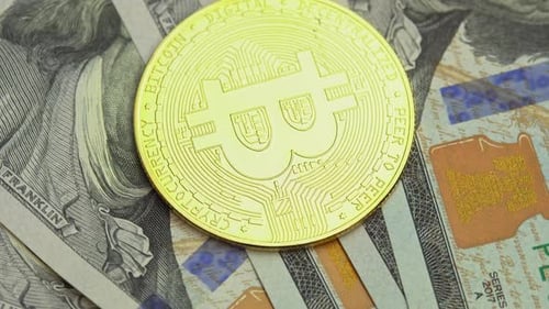Bitcoin BTC-Münze liegt auf US-Dollar Digital Coin Cyberspace Kryptowährung Hintergrund Bitcoin und