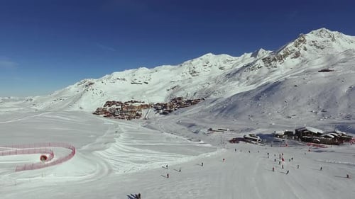 Vue aérienne de personnes skiant dans une station de ski