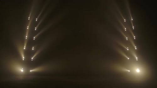 Bühne mit Spotbeleuchtung, leuchtende leere Szene für Feiertagsshow, Preisverleihung oder Werbung auf der