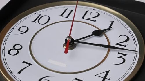 Horloge murale vintage avec trotteuse mobile sur cadran circulaire blanc