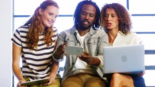Führungskräfte diskutieren über digitale Tablets und Laptops