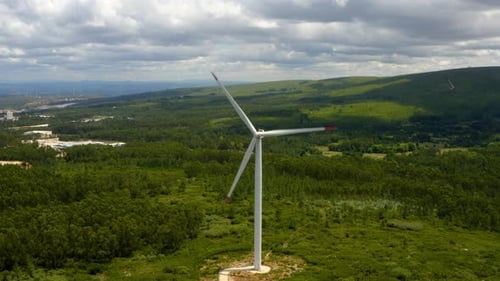 Windgeneratoren drehen sich auf einem Bergrücken.