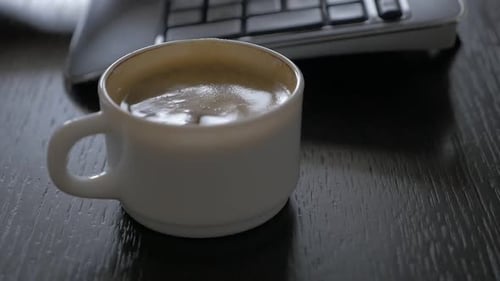 Abschlussarbeit nach der Kaffeepause High Definition 1080p FullHD Zeitlupenaufnahmen - Tippen auf der Tastatur