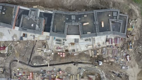 Vista aérea de un sitio de construcción con bloques de apartamentos sin terminar.