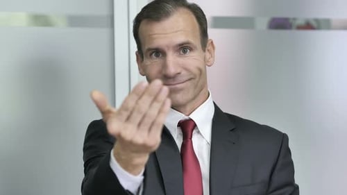 Empresário convidativo no escritório