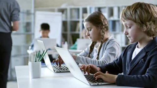 Kinder tippen auf Laptop-Computer