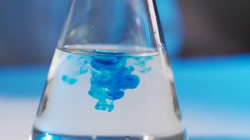 Travailleur de laboratoire Scientifique Un assistant de laboratoire teste des produits chimiques pour détecter des réactions interférentes dans