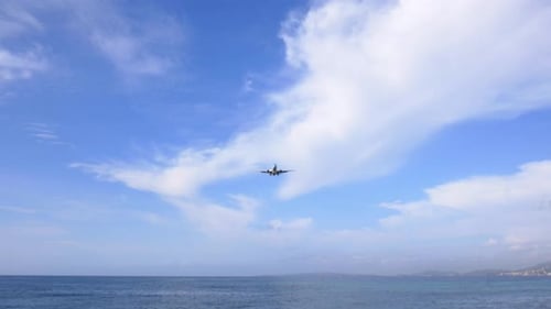 Avião de pouso passando em baixa altitude. Movimentos da câmera para seguir o avião. Filmado em realidade