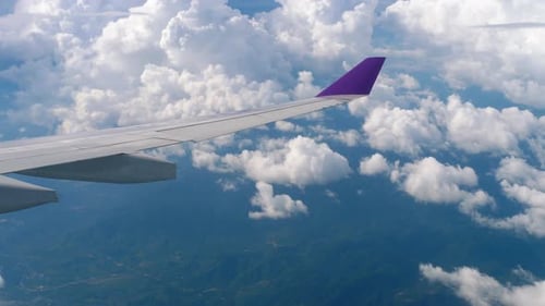 Luftaufnahme vom absteigenden Flugzeug