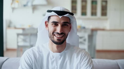 Lächelnder arabischer Mann