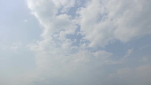Zeitraffer einer weißen Wolke, die sich um den Himmelshintergrund bewegt