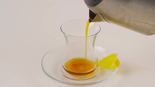 Relleno de té de la tetera.