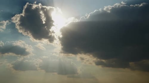 Rayons de soleil et rayons de soleil 8K derrière les nuages