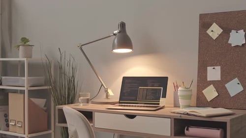 Interior del lugar de trabajo programador minimalista