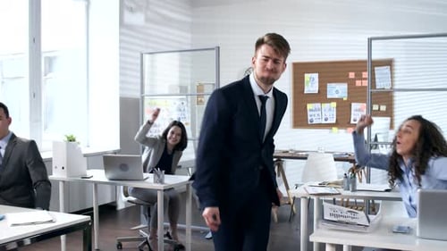 Danse d'équipe d'affaires réussie avec le directeur au bureau