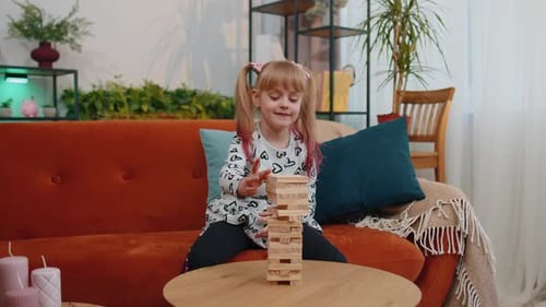 Happy Little One Teen Kid Girl Spielen Sie Holzturm-Blöcke Ziegel-Spiel zu Hause im modernen Wohnzimmer