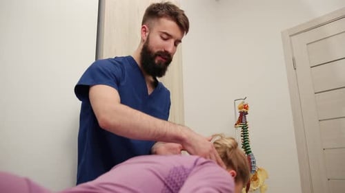 Nackenschmerzen Chiropraktik Rückenanpassung