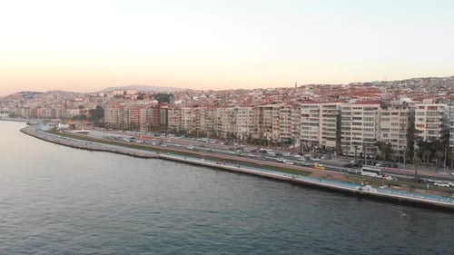 Plusieurs tirs de Drone par un après-midi ensoleillé à Izmir, la troisième plus grande ville de Turquie. Magnifique Aegea