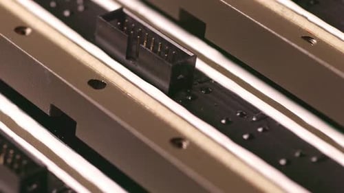 Vue du curseur d'un composant de connecteur et d'un grand microcircuit vert dans un laboratoire d'atelier