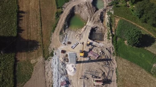 Luftaufnahme Neue Straßen- oder Autobahnbaustelle 4K - V8