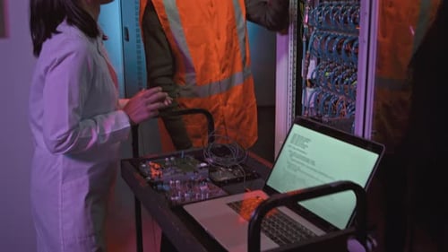 IT-Spezialist und Techniker überprüfen Geräte im Rechenzentrum