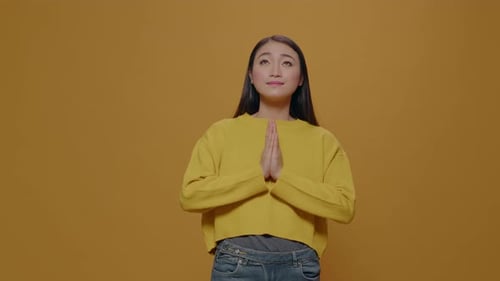 Jeune adulte regardant vers le haut et priant pour un concept méditatif